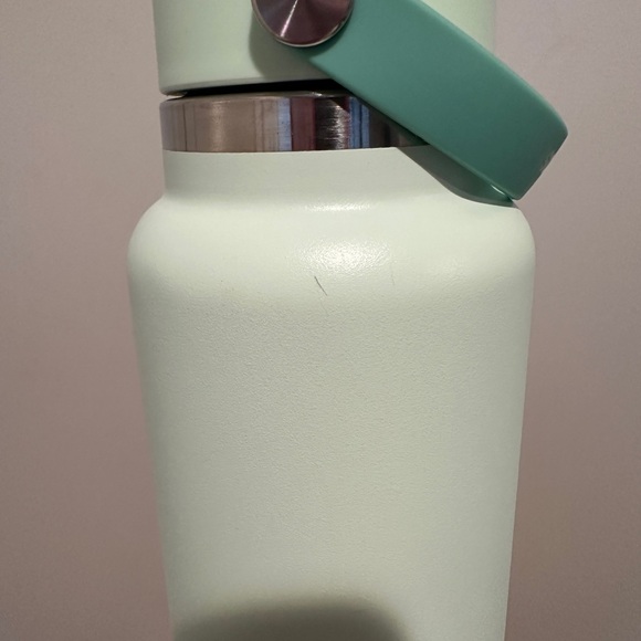 32oz Hydroflask, with bumper-it’s a rare color - Picture 4 of 4